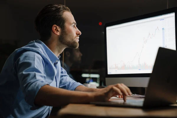 Junger Mann Arbeitet Mit Laptop Und Computer Während Schreibtisch Büro — Stockfoto