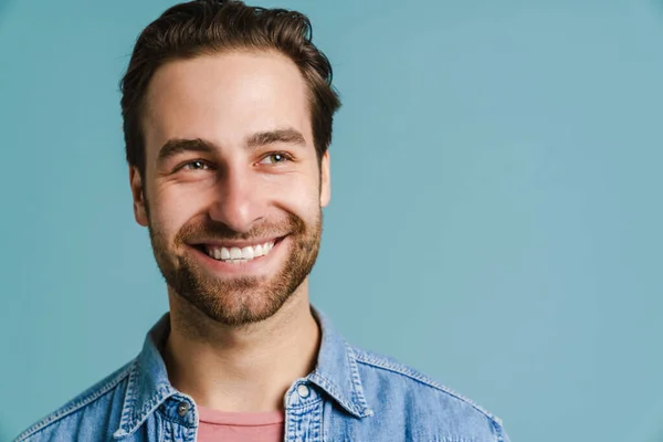 Tişörtlü Genç Adam Gülümsüyor Mavi Arka Planda Tek Başına Bir — Stok fotoğraf