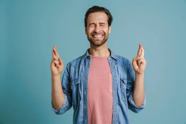 Young Bristle Man Smiling Holding Fingers Crossed Good Luck Isolated — Fotografie, imagine de stoc