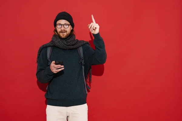 Ingwermann Zeigt Mit Dem Finger Nach Oben Und Benutzt Handy — Stockfoto