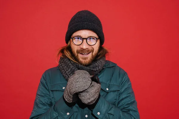 White Man Wearing Warm Clothes Smiling Drinking Tea Isolated Red — Fotografia de Stock