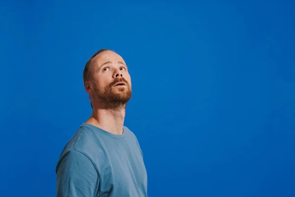 Ginger Puzzled Man Beard Posing Looking Upward Isolated Blue Background — Foto Stock