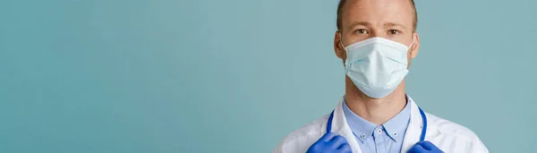 White Male Doctor Wearing Face Mask Posing Stethoscope Isolated Blue — Φωτογραφία Αρχείου