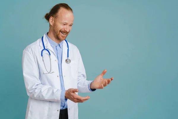 White Male Doctor Wearing Lab Coat Smiling Holding Copyspace Isolated — Fotografia de Stock