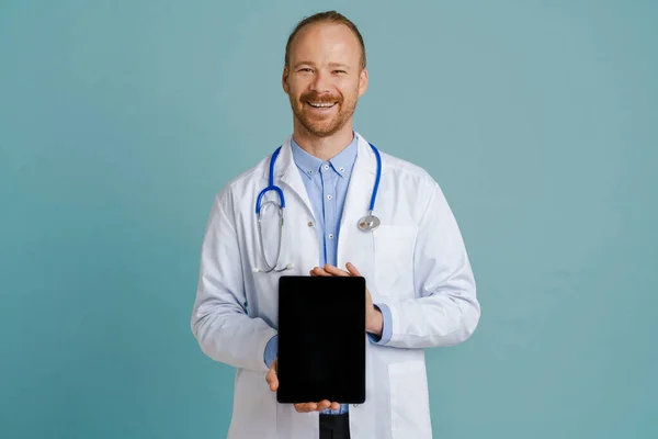 Bílý Lékař Nosí Laboratorní Plášť Zobrazující Tablet Počítače Izolované Přes — Stock fotografie