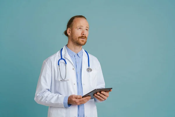 White Male Doctor Wearing Lab Coat Using Tablet Computer Isolated — Stock Photo, Image