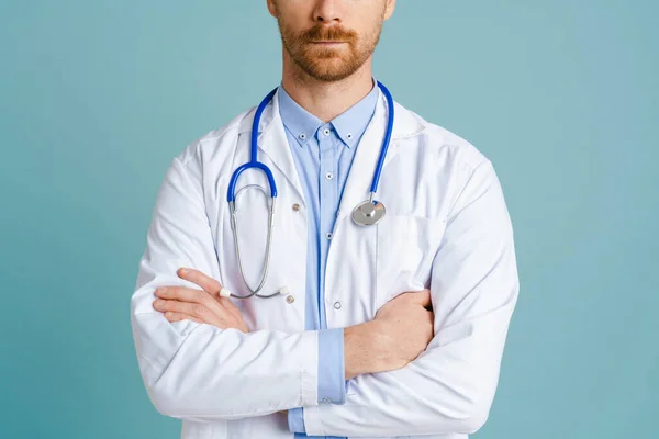 Biały Lekarz Noszący Fartuch Laboratoryjny Pozujący Stetoskopem Wyizolowanym Niebieskim Tle — Zdjęcie stockowe