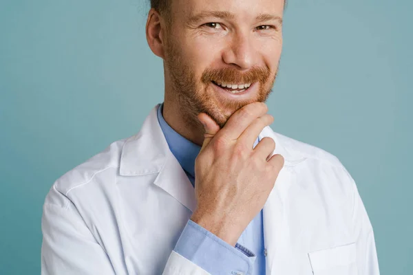 Biały Lekarz Noszący Fartuch Laboratoryjny Uśmiechający Się Patrzący Kamerę Odizolowaną — Zdjęcie stockowe