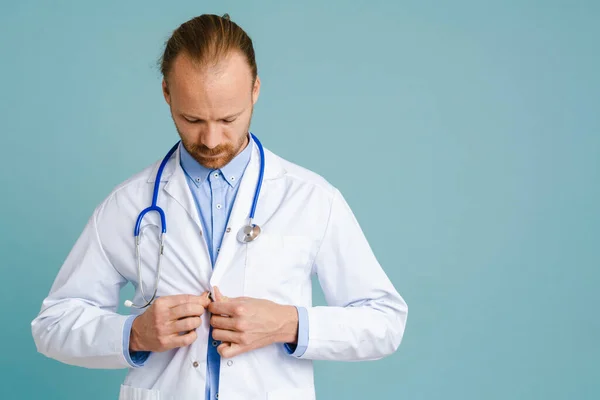 Bílý Lékař Muž Sobě Laboratorní Plášť Pózuje Stetoskopem Izolované Přes — Stock fotografie