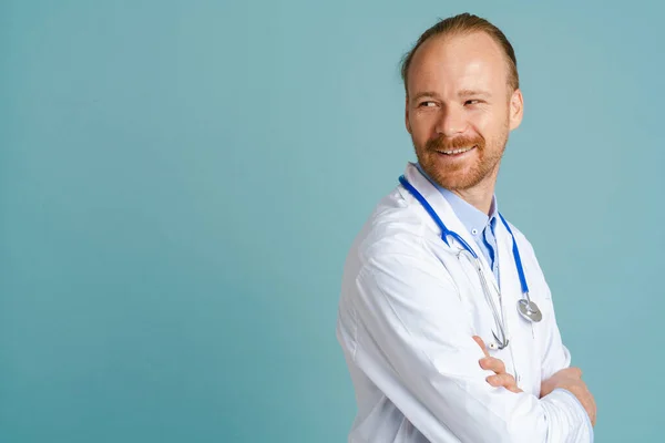 White Male Doctor Wearing Lab Coat Smiling Looking Aside Isolated — Fotografie, imagine de stoc