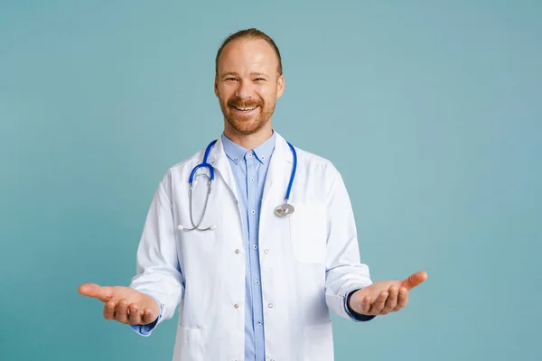 Biały Lekarz Noszący Fartuch Laboratoryjny Uśmiechający Się Trzymający Odizolowaną Przestrzeń — Zdjęcie stockowe