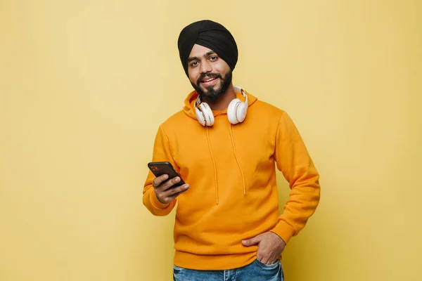 Bearded South Asian Man Wearing Turban Using Cellphone Isolated Yellow — 스톡 사진