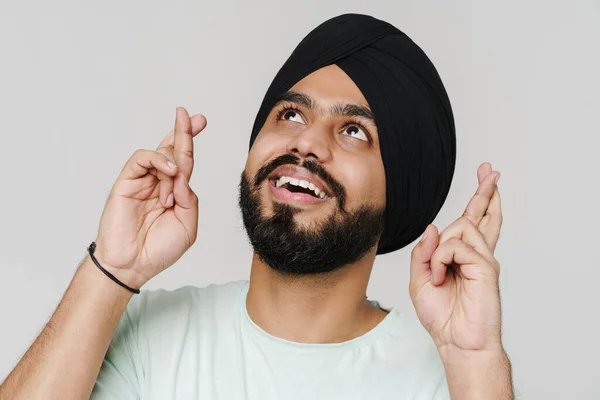 Bearded South Asian Man Wearing Turban Holding Fingers Crossed Isolated — Φωτογραφία Αρχείου