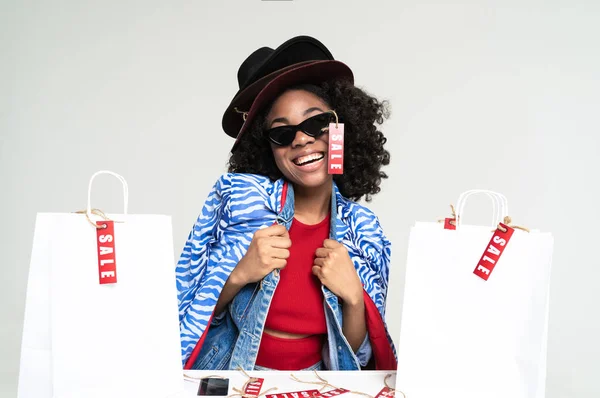 Młoda Czarna Kobieta Śmieje Się Podczas Pozowania Torbami Zakupy Izolowane — Zdjęcie stockowe