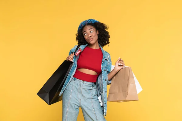 Young Black Woman Smiling While Posing Shopping Bags Isolated Yellow — Stock Fotó