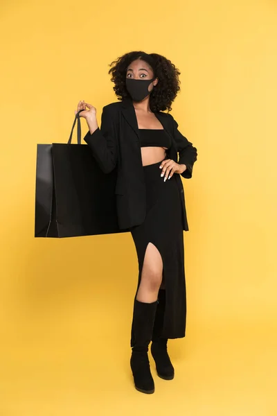 Black Woman Face Mask Posing Shopping Bag Isolated Yellow Background — Fotografia de Stock