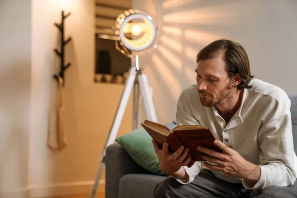 Ginger Bristle Man Reading Book While Sitting Couch Home — Stockfoto