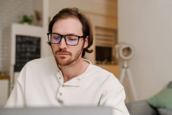Ginger Bristle Man Eyeglasses Working Laptop Home — Foto Stock