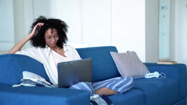 Pretty Curly Haired Woman Eyeglasses Working Laptop While Sitting Sofa — Vídeo de Stock