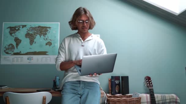 Positive Blond Man Wearing Eyeglasses Texting Laptop Looking Window Home — Video Stock