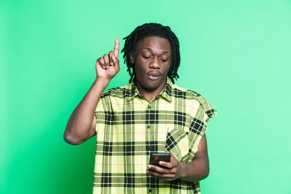 Jonge Zwarte Man Wijzende Vinger Naar Boven Tijdens Het Gebruik — Stockfoto