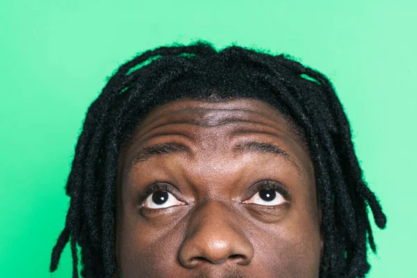 Young Black Perplexed Man Posing Looking Upward Isolated Green Background — ストック写真