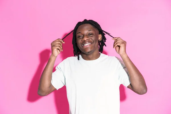 Young Black Man Holding Dreadlocks Laughing Camera Isolated Pink Background — Photo