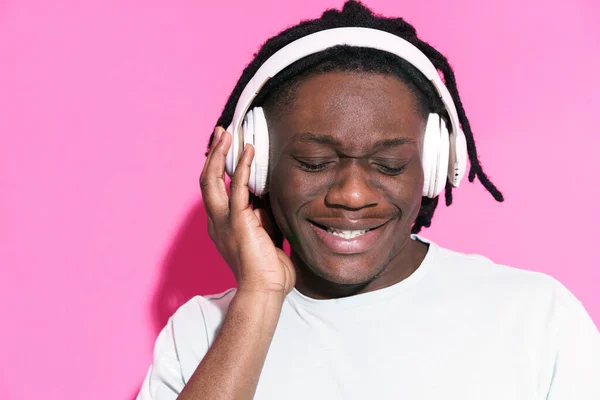 Young Black Man Listening Music Headphones Smiling Isolated Pink Background — Stockfoto