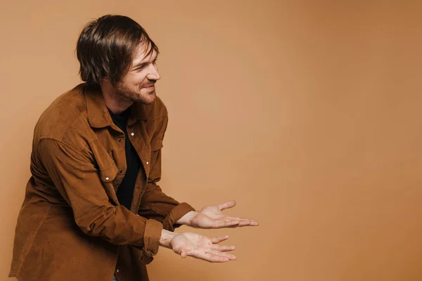 White Unshaven Man Shirt Smiling While Holding Copyspace Isolated Beige — стоковое фото