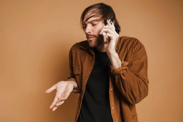 Bristle Man Dressed Shirt Gesturing While Talking Cellphone Isolated Beige — Stockfoto
