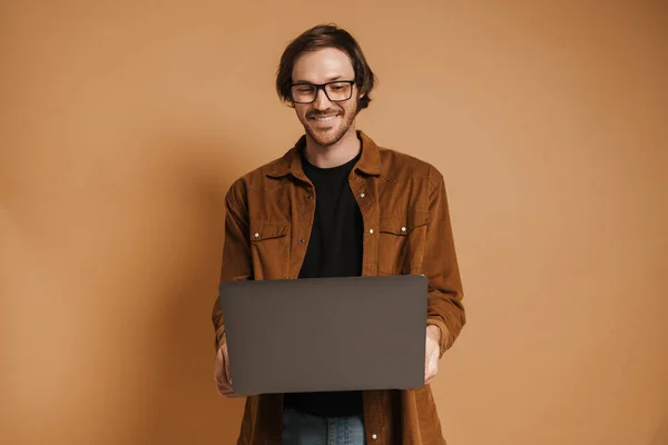 Bristle Man Eyeglasses Smiling While Using Laptop Isolated Beige Background — Fotografia de Stock