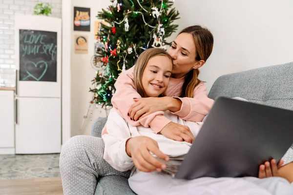 White Mother Daughter Using Laptop Together While Sitting Sofa Home — Stock Photo, Image