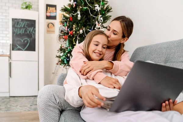 White Mother Daughter Using Laptop Together While Sitting Sofa Home — 图库照片