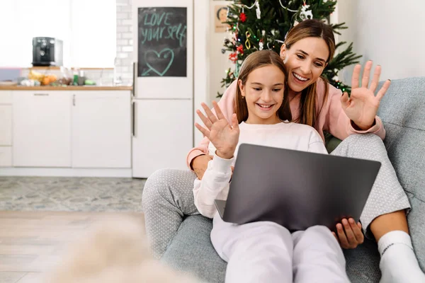 White Mother Daughter Using Laptop Together While Sitting Sofa Home — 图库照片