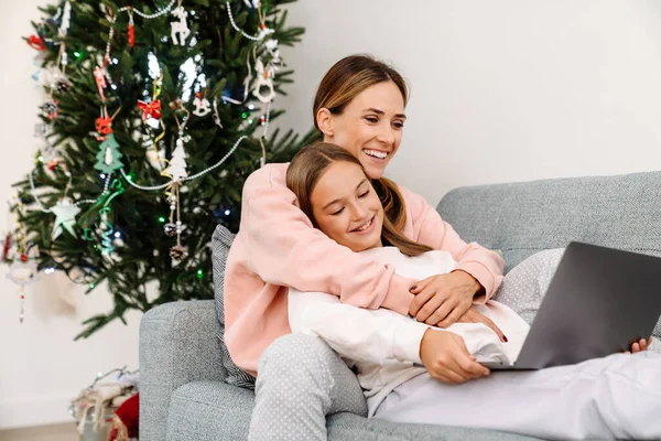 White Mother Daughter Using Laptop Together While Sitting Sofa Home —  Fotos de Stock