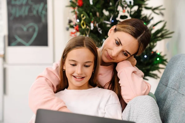 White Mother Daughter Using Laptop While Resting Sofa Home — Stok fotoğraf
