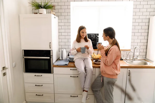 White Mother Daughter Talking Drinking Tea Kitchen Home — 图库照片