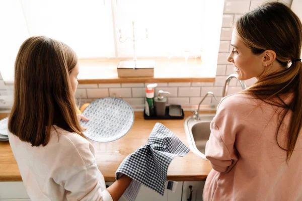 White Mother Daughter Smiling While Washing Dishes Kitchen Home — Stockfoto