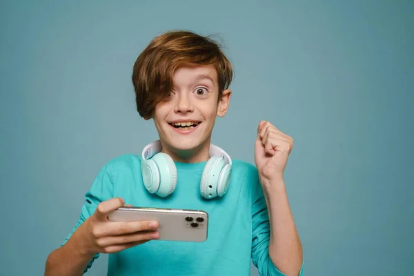 Імбирний Білий Хлопчик Жестикулює Граючи Онлайн Гру Мобільному Телефоні Ізольовано — стокове фото