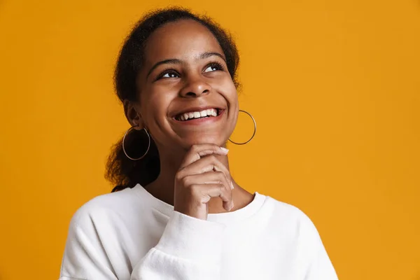 Brunette Black Girl Smiling Holding Her Chin While Looking Upward — Zdjęcie stockowe