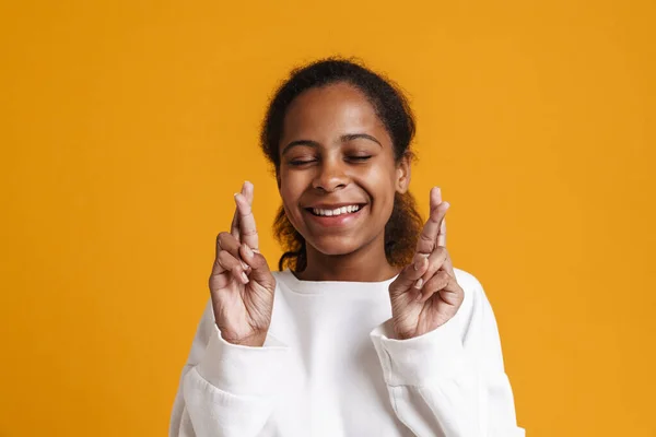 Brunette Black Girl Smiling While Holding Fingers Crossed Good Luck — Stok fotoğraf