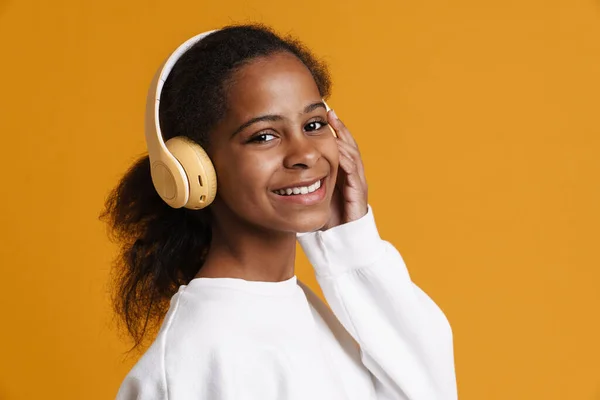 Brunette Black Girl Smiling While Listening Music Headphones Isolated Yellow — Stockfoto