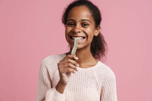 Brunette Black Girl Smiling While Eating Candy Worm Isolated Pink — Fotografia de Stock