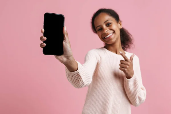 Black Girl Pointing Finger Showing Cellphone Camera Isolated Pink Background — Fotografia de Stock