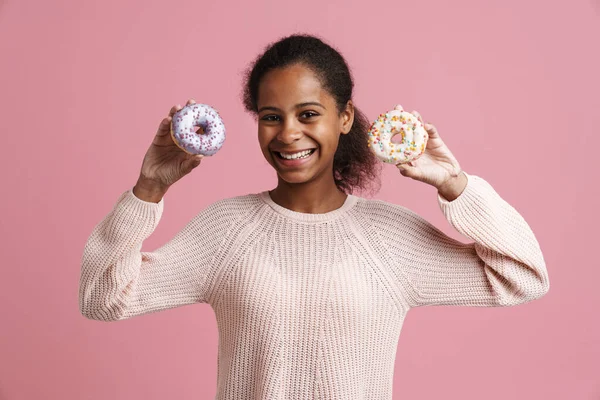 Brunette Black Girl Laughing While Posing Donuts Isolated Pink Background — ストック写真