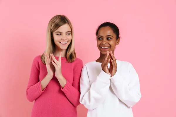 Багаторасові Дві Дівчини Посміхаються Тримаючи Руки Разом Ізольовані Над Рожевою — стокове фото