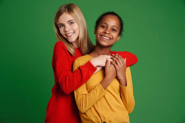 Multiracial Two Girls Smiling While Hugging Together Isolated Green Wall — Stock fotografie