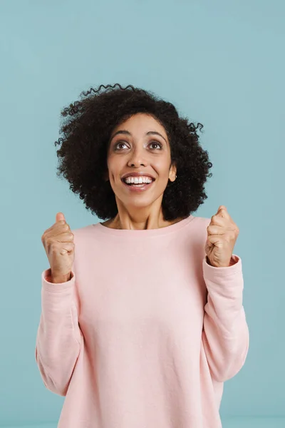 Young Black Woman Laughing While Posing Clenched Fists Isolated Blue — Stockfoto