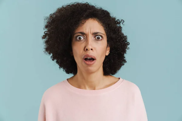 Young Black Woman Curly Hair Expressing Surprise Camera Isolated Blue — Stockfoto