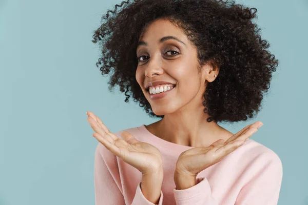 Young Black Woman Curly Hair Smiling Holding Copyspace Isolated Blue — Foto de Stock